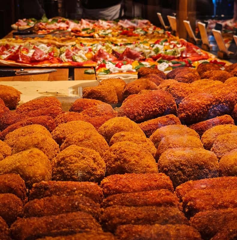A tray of freshly fried supplì, golden and crumbed